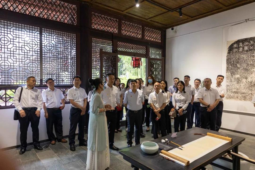 追寻总书记足迹 学习二十大精神——四川路桥机关第一党支部与交建集团机关党总支开展联合主题党日活动